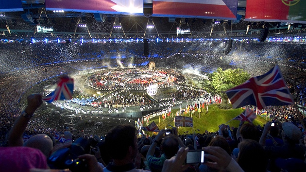 CELKOV POHLED. Tak vypadal olympijsk stadion v Londn v prbhu slavnostnho...