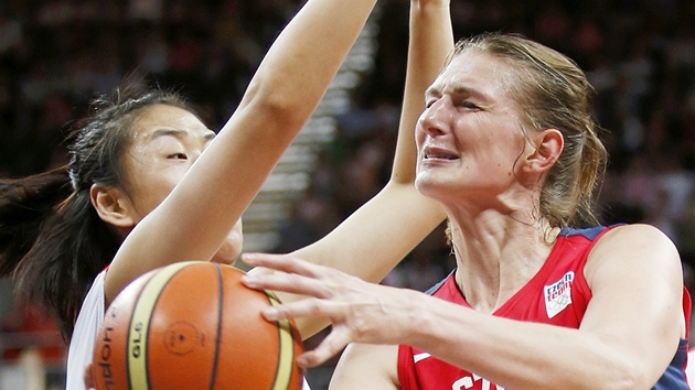 Basketbalistka Ilona Burgrov pi souboji s ankou Kao Sung. (28. ervence 2012)