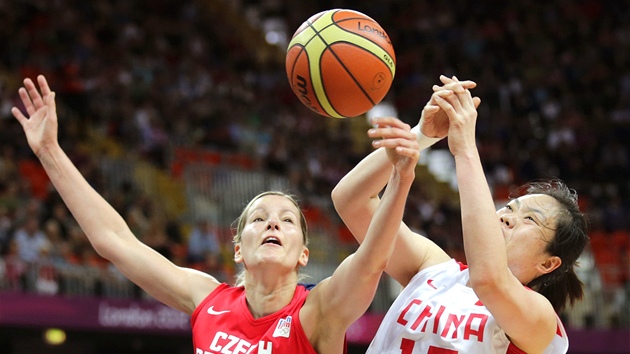 Basketbalistka Eva Vtekov pi souboji s ankou chen Siao-li (28. ervence 2012)