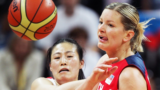 Basketbalistka Eva Vtekov pi utkn s nou. (28. ervence 2012)