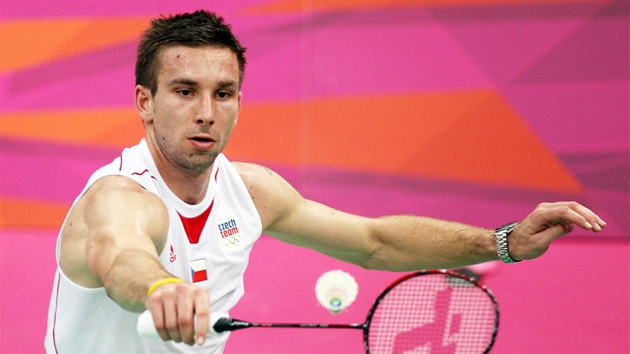 Badmintonista Petr Koukal pi utkn s Indonsanem Taufikem Hidajatem (28. ervence 2012)