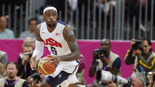 Americký basketbalista Lebron James pi úvodním olympijském utkání proti