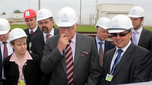 Prezident Vclav Klaus si s editelkou adu pro jadernou bezpenost Danou Drbovou prohl plny dostavby Jadern elektrrny Temeln.