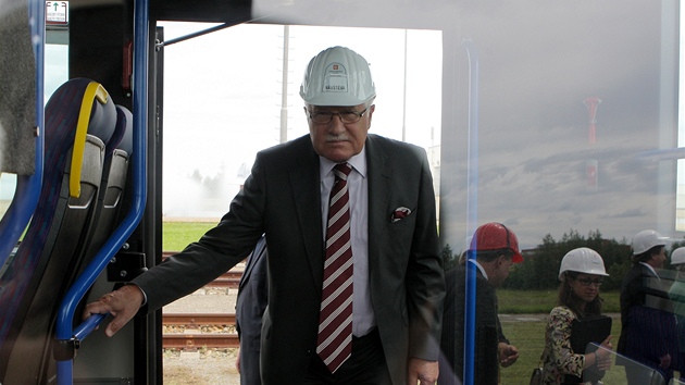 Prezident Vclav Klaus nastupuje do mikrobusu, kter jej vozil po rozshlm arelu elektrrny.
