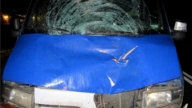 Dodvka Renault Master po nehod v esticch na Rychnovsku. (21. ervence 2012)