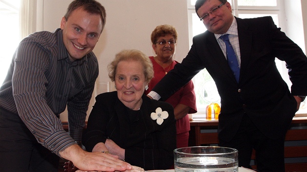 Bývalá americká ministryně zahraničí Madeleine Albrightová otiskla v Terezíne svou dlaň pro vytvoření odlitku.