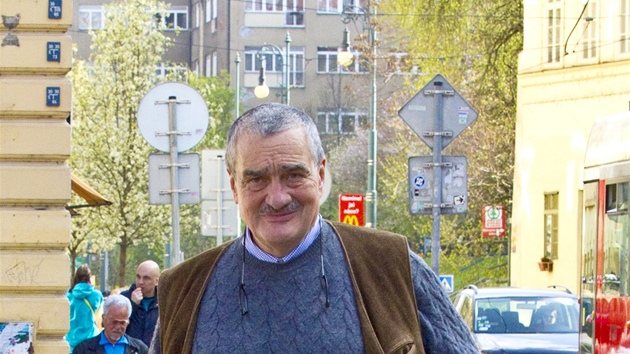 Ne nadarmo si zahranin prezidentt kandidti najmaj tmy odbornk na oblkn spolupracujc s psychology. Prezidentsk ad je tak o reprezentaci zem. Karel Schwarzenberg by touto kombinac nikoho neokouzlil.