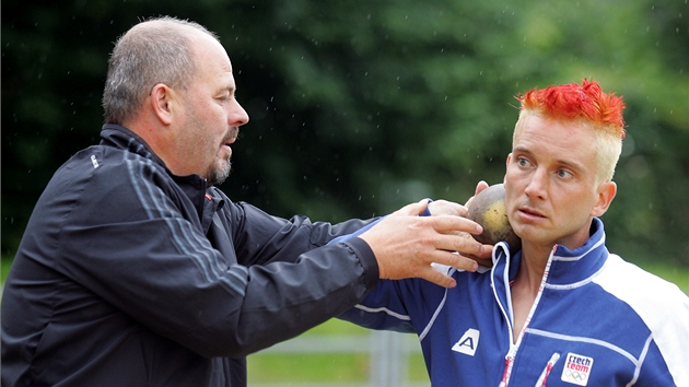 Atletick trenr Viktor Borsik u redaktora MF DNES Tome Polka vrhat koul na stadion v Marinskch Lznch (20. ervence 2012)