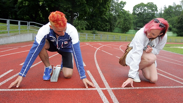 Atletka Veronika Borsikov u redaktora MF DNES Tome Polka na stadion v Marinskch Lznch startovat z blok (20. ervence 2012)