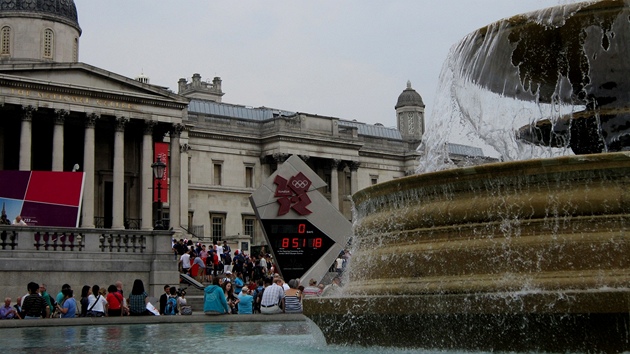 U JEN PÁR HODIN. Známé fontány na Trafalgar Square doplnilo odpoítávadlo,...