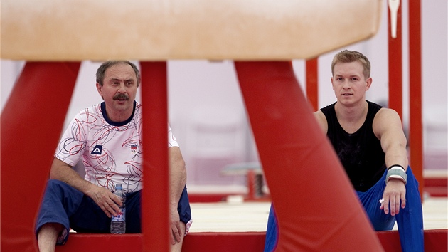 V POHOD. Gymnasta Martin Konen  v olympijsk hale s trenrem Oldichem Otavou.