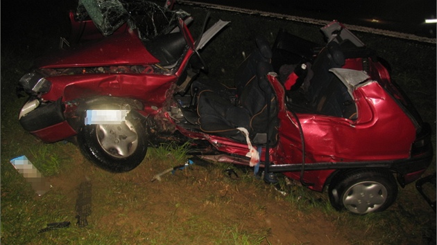 Po nrazu na kiovatce u T viek byl citron odhozen mimo silnici. V aut se zranili tyi mlad lid, z toho dva tce.