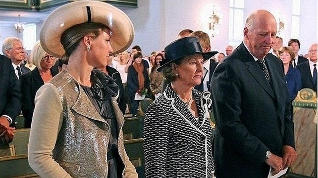 Norsk krlovsk rodina, zleva princezna Martha Louise, krlovna Sonja a krl Harald, stoj v katedrle v Oslu pi bohoslub k prvnmu vro od tok Anderse Breivika. (22. ervence 2012)