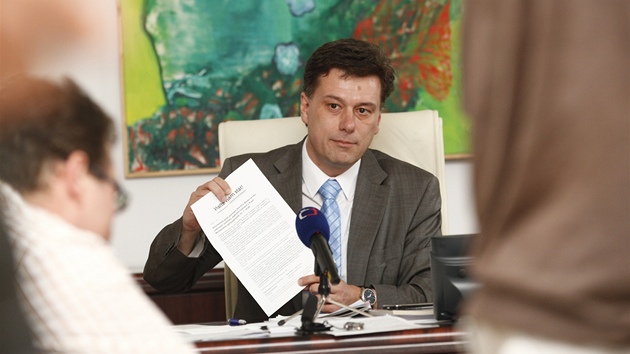 Ministr spravedlnosti Pavel Blaek ukazuje prohlen, kter dostal od demonstrant. (23. ervence 2012)