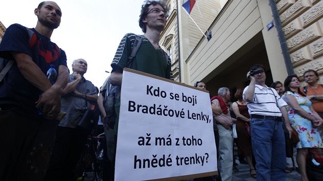 Vmluvn transparent protestujcch proti krokm novho ministra spravedlnosti Pavla Blaka. (23. ervence 2012)