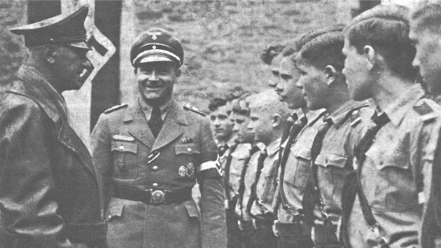 Říšský protektor Wilhelm Frick, velitel školy a mladí frekventanti elitní nacistické školy.