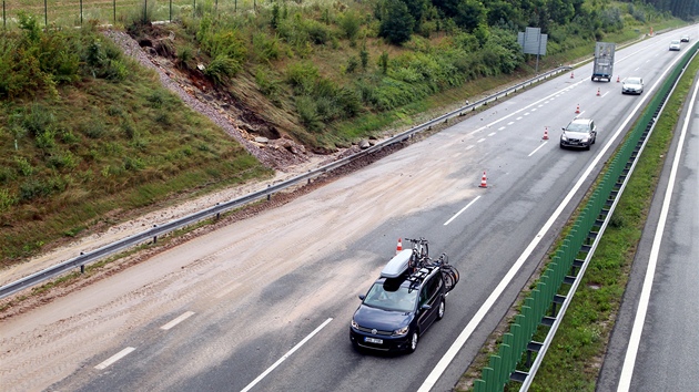 Sobotn bouka podemlela st dlnice D11 na 76. kilometru. Voda naplavila hlnu a kamen a do pravho jzdnho pruhu.