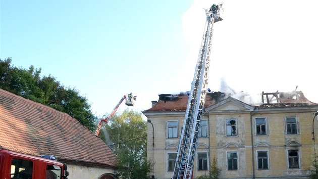 Hasii likviduj plameny, kter pohltily barokn zmek v Sedleci u Karlovch Var.