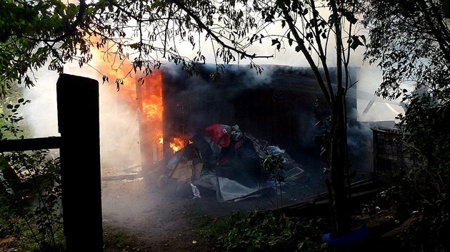 Bezdomovci zapaluj v Karlovch Varech oputn chatky v Zpadn ulici.