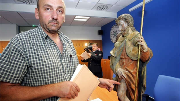 Vladimír Kosnar ukazuje, podle čeho poznal sochu sv. Rocha.