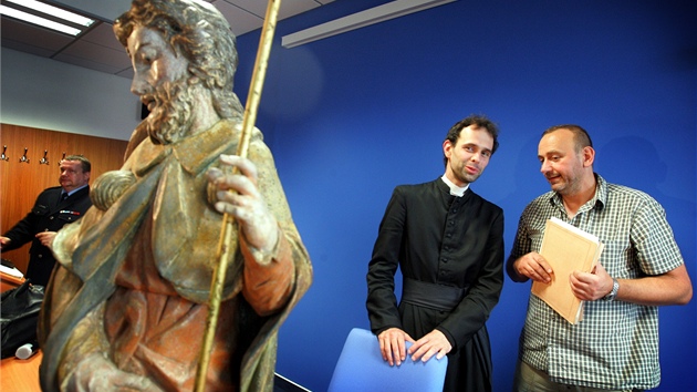 Kriminalista Vladimr Konar pedv fari Petru ezovi sochu ukradenou z kostela sv. Vavince v obci Luka na luticku