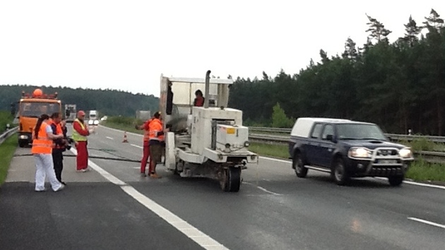 Ve stedu rno zaali silnii frzovat hrb na dlnici D5 u Beneovic. Provoz je sveden do jednoho pruhu. 