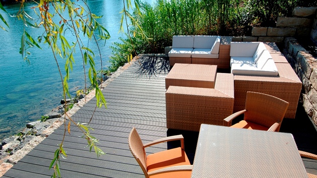 Voda ani slunce terasám z materiálu Twinson nevadí.