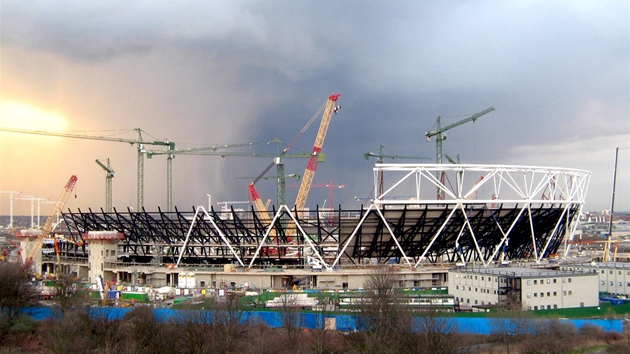 Jádro stadionu tvoří masivní betonový monolit, střechu lehká příhradová konstrukce.