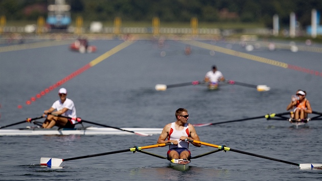 Skifa Ondej Synek (uprosted) si u vyzkouel podmnky na olympijskm kanle.