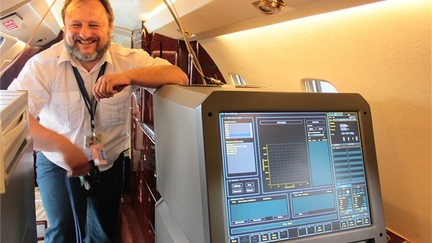 Měřicí přístroj Unfis 3000 v interiéru Cessny 560XL a vedoucí Referátu letové kalibrace ing. Marek Dobrozemský