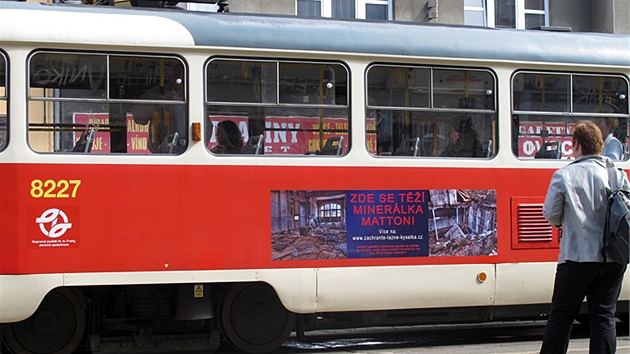 Jedna z tramvaj, na kter je umstn plakt Zde se t minerlka Mattoni s fotografiemi interiru Lschnerova pavilonu.