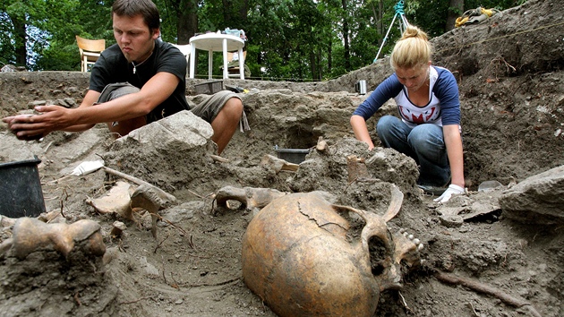 Archeolog Michal Preusz a antropoloka Kristina Farkaov pracuj v pohebiti kolem zaniklho kostela sv. Jna na netolickm vrchu. 