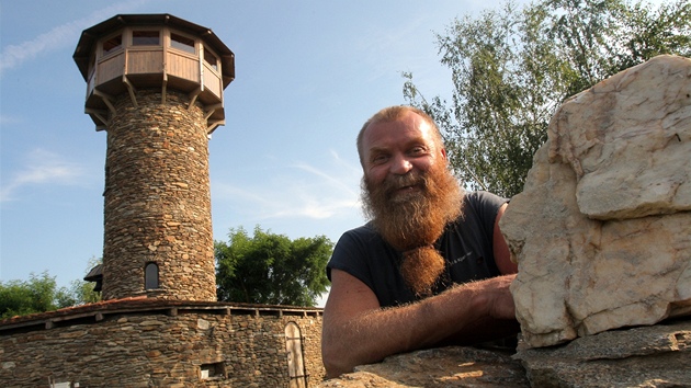 Um�lecký ková� Ladislav Dobe� si splnil sen a na zahrad� svého domku v Morav�i