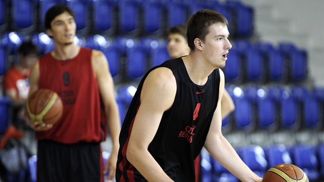 POD DOZOREM. Jií Welsch (v pozadí) u má dny své slávy v NBA za sebou. Na