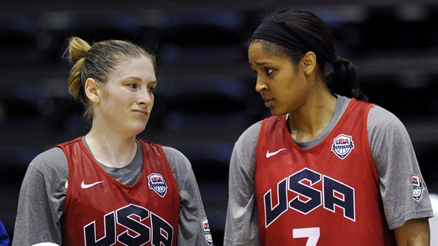 Lindsay Whalenov (vlevo) a Maya Mooreov, americk basketbalov reprezentantky.