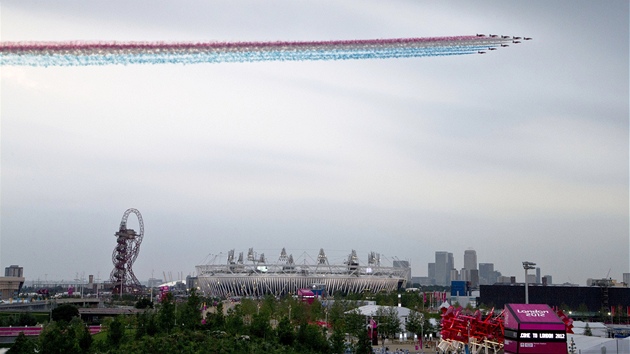 P�ED STARTEM. Letka RAF nazvan� Red Arrows prolet�la nad Olympijsk�m stadionem.