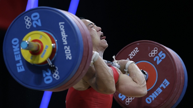 TROJNSOBEK SVOJ VHY. Severokorejec Om Jon-ol  zvedl v nadhozu 168 kilogram, vce ne trojnsobek sv vhy.