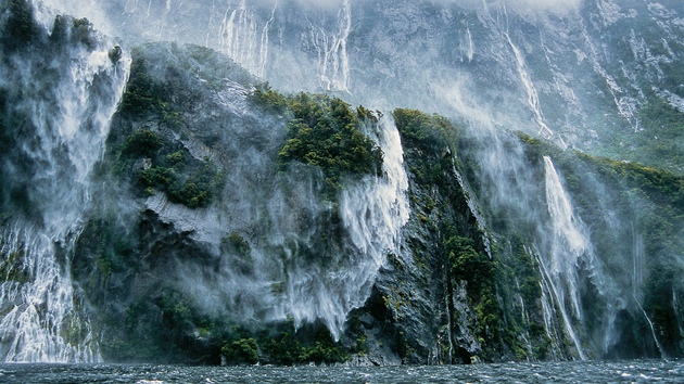 Pi vyhldkov plavb v novozlandskm fjordu Milford Sound se strhla boue doprovzen prudkm lijkem. Zstal jsem jedin z asi 200 pasar na palub, schoval se pod stku na zdi lodi a zatmco vichni ostatn popjeli kvu ve vyht kajut, fotografoval jsem uniktn zbry. Vtr byl tak siln, e vodopdy byly rozfoukvny "do ztracena", take jakoby konily ve vzduchoprzdnu. Kad cvaknut zvrky ovem bylo vykoupeno dkladnm suenm oky, zatmco apart jsem ml improvizovan zabalen do runku.