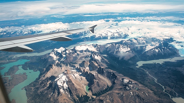 I z dopravnho letadla lze podit zajmavou fotografii. Na pravideln lince Santiago de Chile  Punta Arenas pelt letadlo nrodn park Torres del Paine. Podle mapy jsem usoudil, e hory budeme mjet vpravo a podal pi odbaven o sedadlo vpravo. Pi peletu navc pilot letoun naklonil, aby pasarm fotografovn jet usnadnil.