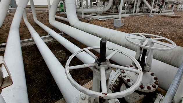 V podniku Mero spravuj ropn rezervy esk republiky(18. ervence 2012, Nelahozeves).