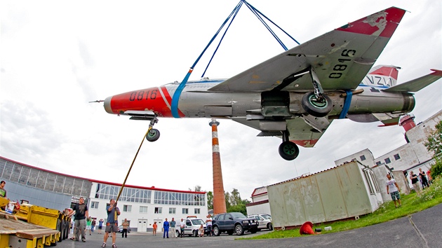 Z Vzkumnho a zkuebnho leteckho stavu v Letanech vyr na cestu do Vtkovic sthaka MiG-21 (25. ervence 2012, Praha).