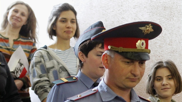 Rusk punkerky ze skupiny Pussy Riot jsou vedeny k slyen ped moskevskm soudem (20. ervence 2012)