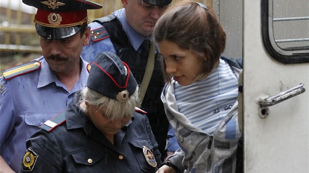 Policie pivd jednu ze lenek Pussy Riot k moskevskmu soudu (20. ervence 2012)