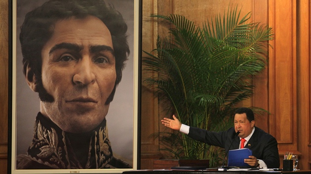 Venezuelský prezident Chávez pedvádí novou studii oblieje Simona Bolívara.