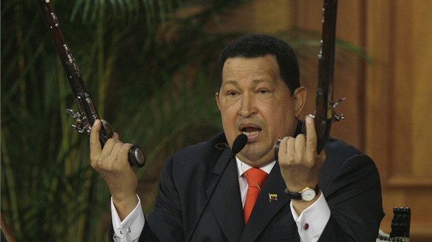 Venezuelsk prezident pedvd zbran, o kterch se historickov domnvaj, e patily legendrnmu jihoamerickmu vdci Bolvarovi (24. ervence 2012)