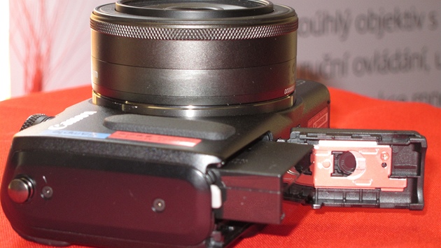 Prostor pro baterii a paměťovou kartu u Canonu EOS M