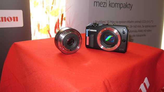 Canon EOS M s objektivem EF-M 22mm f/2 STM 