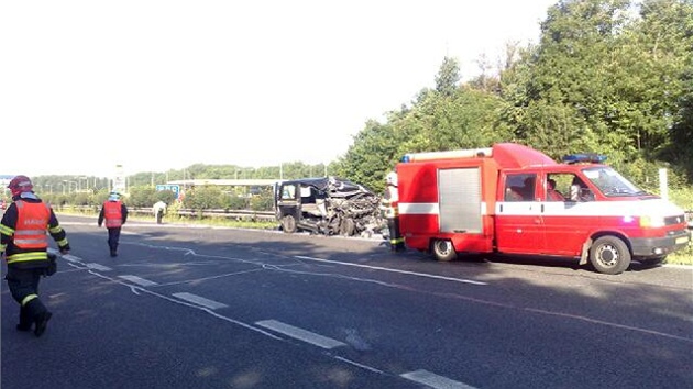 Auto, kter na 36. kilometru dlnice D5 narazilo do kamionu, stet totln zdemoloval.