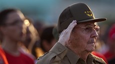 Raúl Castro salutuje na oslavách revoluce (26. ervence 2012).