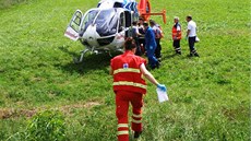 Srá�ka motoráklu s autem na na �elezni�ním p�ejezdu mezi obcemi Mut�nice a